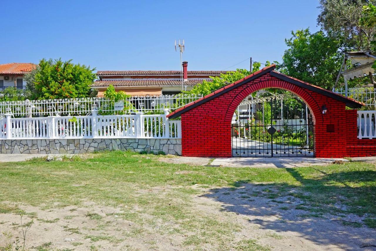 Villa Fofo - Beautiful Sea Front Villa With 650M2 Garden Nea Kallikrateia Buitenkant foto