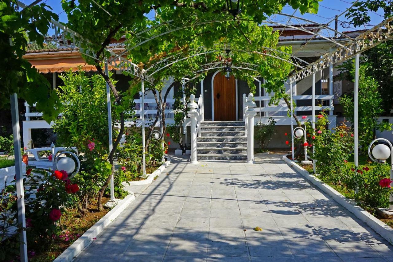 Villa Fofo - Beautiful Sea Front Villa With 650M2 Garden Nea Kallikrateia Buitenkant foto